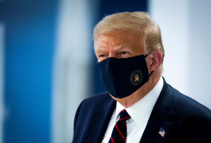 נשיא ארה"ב דונלד טראמפ עם מסכה (צילום:  רויטרס)
