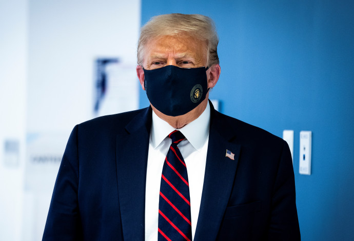 נשיא ארה"ב דונלד טראמפ עם מסכה (צילום:  רויטרס)