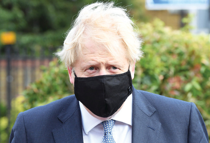 ראש ממשלת בריטניה בוריס ג'ונסון עם מסכה  (צילום:  רויטרס)