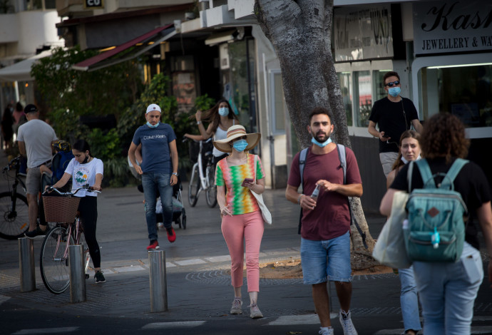 אנשים ברחוב מזלזלים בהנחיות חבישת מסכה (צילום:  מרים אלסטר, פלאש 90)