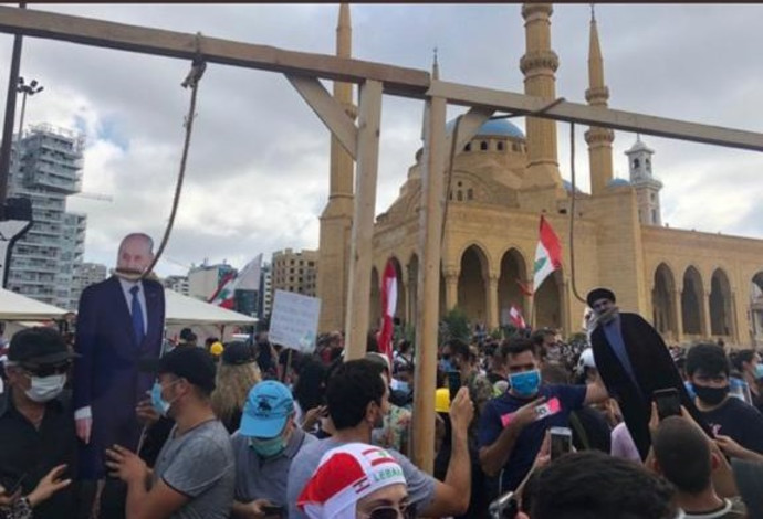 נסראללה ונשיא לבנון תלויים בהפגנות בביירות (צילום:  רשתות ערביות)