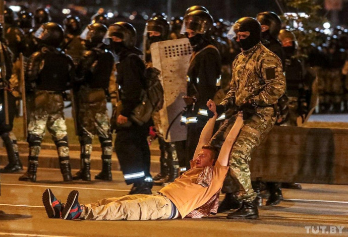 שוטר גורר מפגין בהפגנות בבלארוס (צילום:  רויטרס)