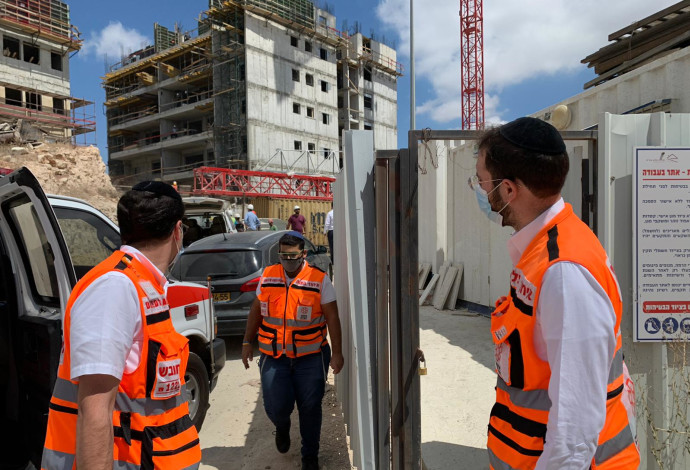 צוות רפואי באתר העבודה בירושלים (צילום:  דוברות איחוד הצלה)