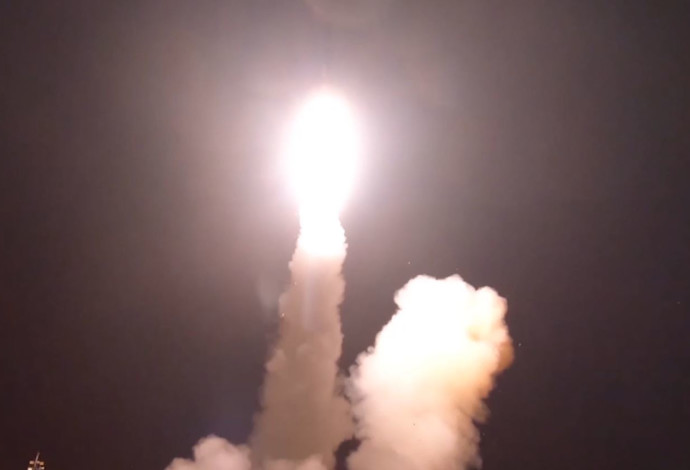 שיגור טיל חץ 2 (צילום:  אגף דוברות והסברה, משרד הביטחון)