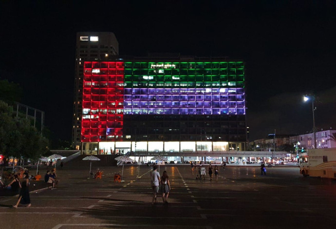 דגל איחוד האמירויות הערביות על בניין עיריית תל אביב (צילום:  עיריית תל אביב-יפו)