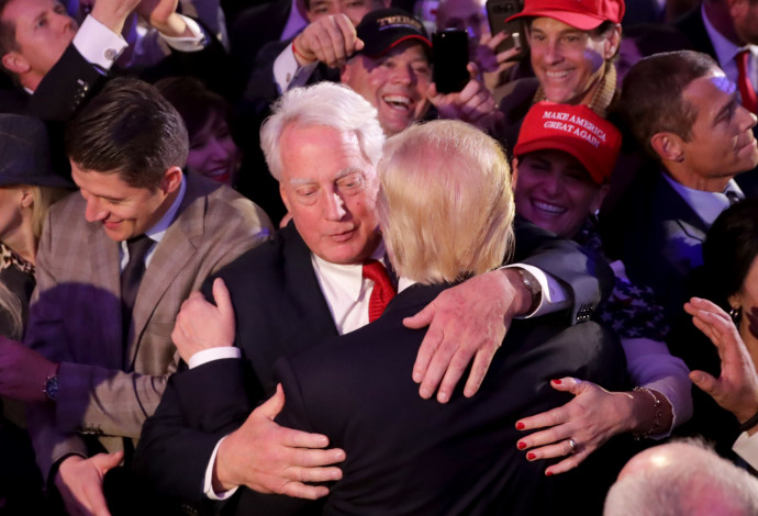רוברט טראמפ מחבק את אחיו דונלד (צילום:  Chip Somodevilla/Getty Images)