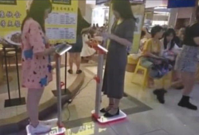 סועדים נשקלים במסעדה בסין (צילום:  צילום מסך)
