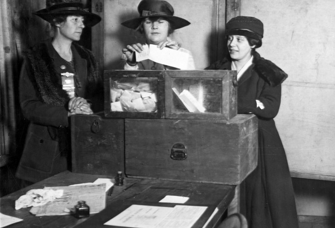 אישה מצביעה בניו יורק לראשונה ב-1920  (צילום:  Library of Congress)