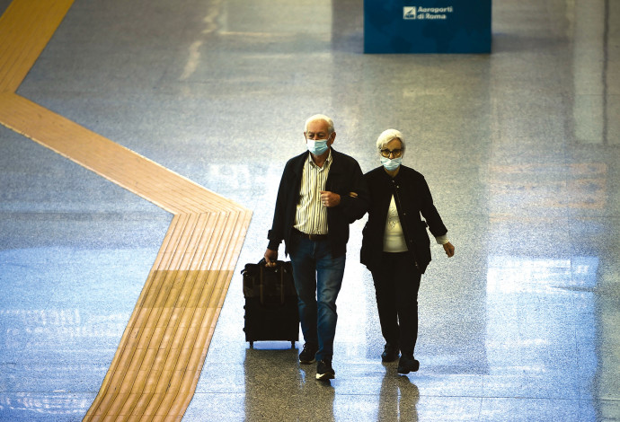 מבוגרים בשדה התעופה (צילום:  MONTEFORTE VIA AFP)