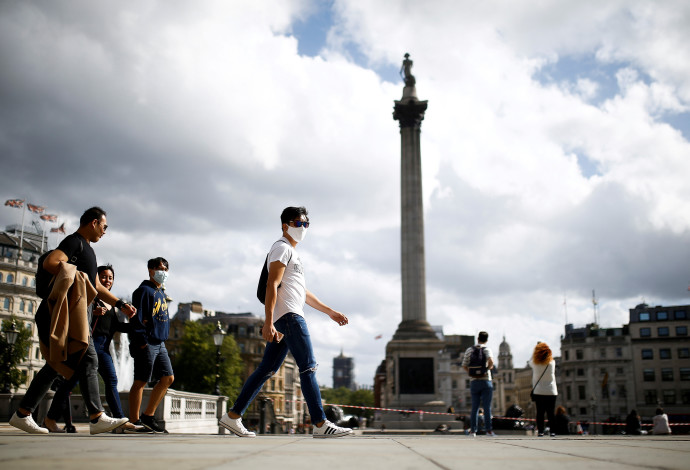 קורונה - אנשים בלונדון עם מסכה (צילום:  REUTERS/Henry Nicholls)