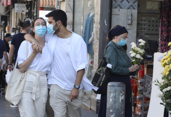 קורונה בישראל - אנשים הולכים ברחוב עם מסכה (אילוסטרציה, למצולמים אין קשר לנאמר בכתבה) (צילום:  מרק ישראל סלם)