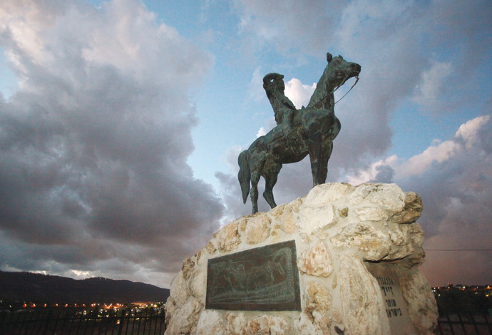 פסל אלכסנדר זייד (צילום:  יוסי זמיר, פלאש 90)