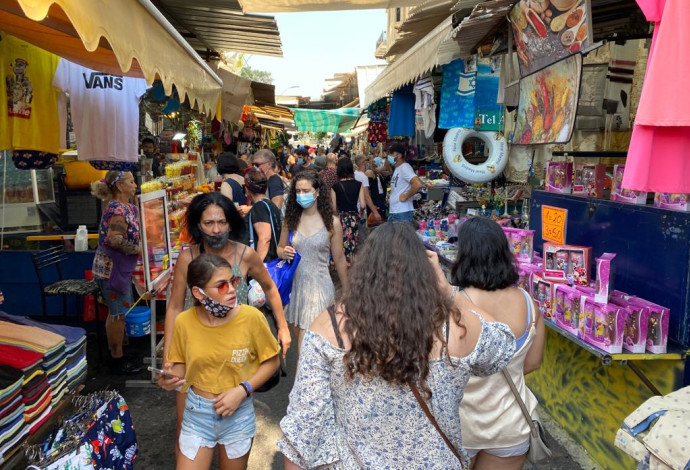 קורונה - אנשים עם מסכה בשוק הכרמל בתל אביב (למצולמים אין קשר לנאמר בכתבה) (צילום:  אבשלום ששוני)