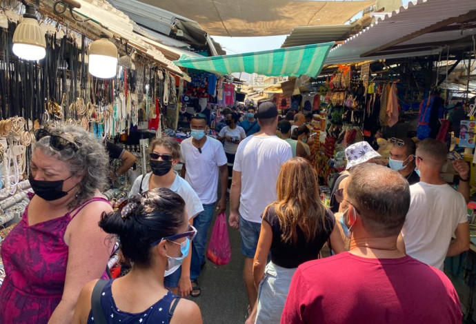 קורונה - אנשים עם מסכה בשוק הכרמל בתל אביב (למצולמים אין קשר לנאמר בכתבה) (צילום:  אבשלום ששוני)