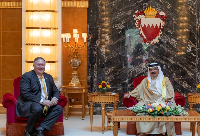 מזכיר המדינה פומפאו ומלך בחריין חמד בן עיסא אל-ח'ליפה (צילום:  רויטרס)