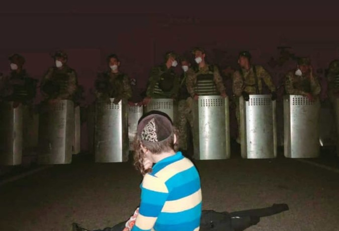 ילד עומד בפני חיילים אוקראינים (צילום:  חיים ויצהנדלר)