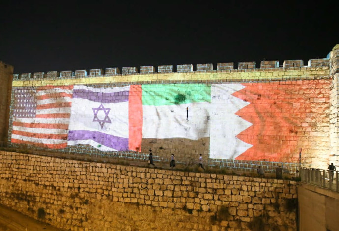 דגלי ישראל ארה"ב, בחריין ואיחוד האמירויות על חומות י-ם (צילום:  עיריית ירושלים)