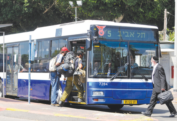 אוטובוס של דן, ארכיון (אילוסטרציה, למצולמים אין קשר לנאמר בכתבה) (צילום:  יוסי זליגר, פלאש 90)