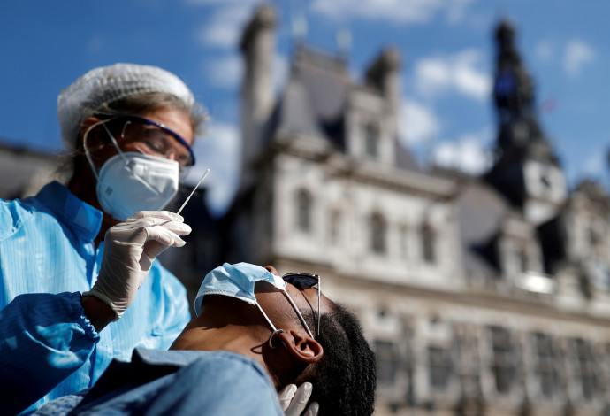 בדיקת קורונה על נוף פריז (צילום:  REUTERS/Christian Hartmann)