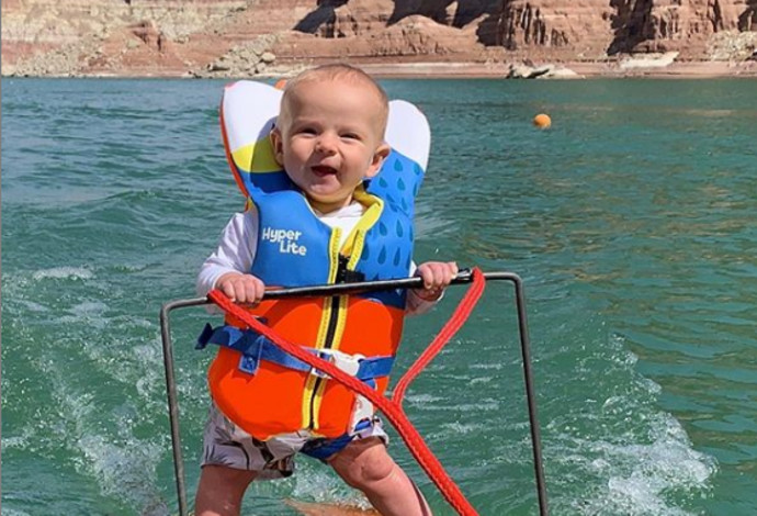 בן החצי שנה עושה סקי מים  (צילום:  אינסטגרם)