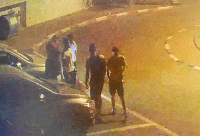הנערים שנתפסו נוהגים בפראות וללא רישיון נהיגה בכרמיאל (צילום:  מצלמות האבטחה של עיריית כרמיאל)