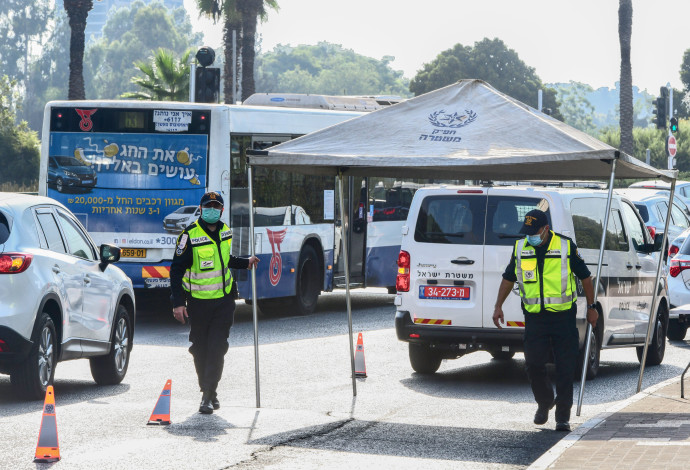 קורונה - סגר: מחסום משטרתי באזור תל אביב (למצולמים אין קשר לנאמר בכתבה) (צילום:  אבשלום ששוני, פלאש 90)