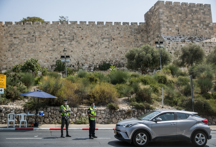 קורונה - סגר: מחסום משטרתי באזור ירושלים (למצולמים אין קשר לנאמר בכתבה) (צילום:  יונתן זינדל, פלאש 90)