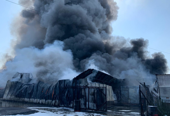 השריפה שפרצה במפעל בעכו (צילום:  דוברות כבאות והצלה מחוז חוף)