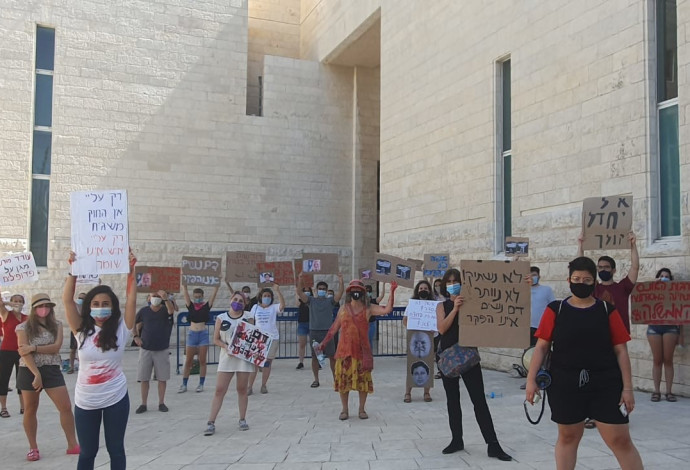 הפגנה נגד יחס בתי המשפט לעברייני מין מול בית המשפט העליון (צילום:  מחאת המופקרות ירושלים)