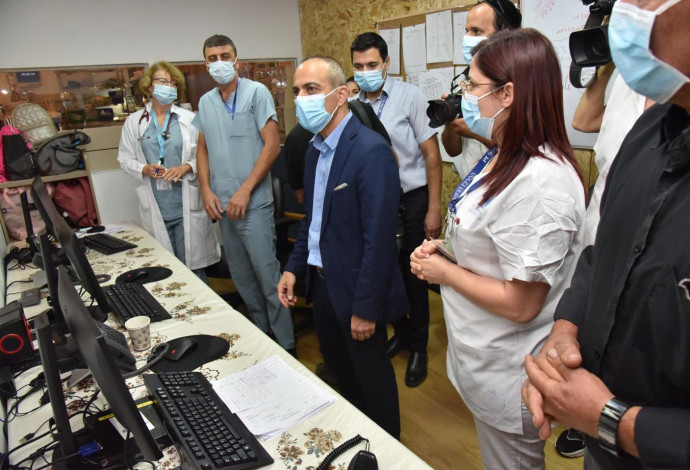 רוני גמזו בביקור בבית החולים זיו (צילום:  מגן ישראל)
