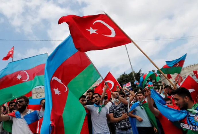 הפגנה של אזרחים מאזרבייג'ן בטורקיה (צילום:   REUTERS/MURAD SEZER/FILE PHOTO)