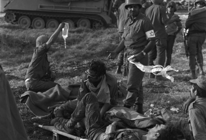 פינוי פצועים במלחמת יום כיפור (צילום:  דוד רובינגר, לע"מ)