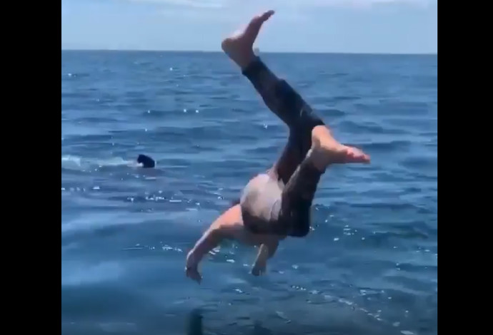 הדייג קופץ למים (צילום:  צילום מסך רשתות חברתיות)