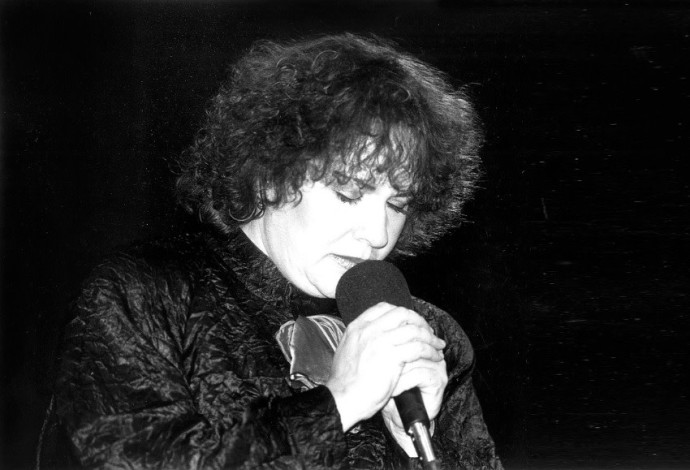 אורה זיטנר בהופעה בצוותא, 1989 (צילום:  יוסי אלוני)