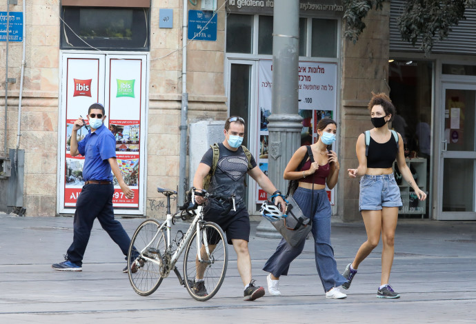 אנשים צועדים ברחוב בימי קורונה (צילום:  מארק ישראל סלם)