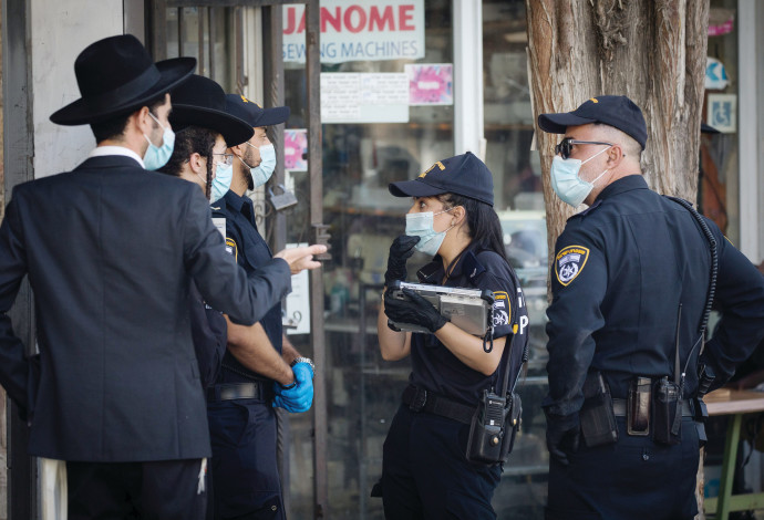 קורונה - שוטרים מחלקים קנסות (צילום:  יונתן זינדל, פלאש 90)