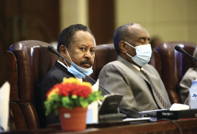 ראש ממשלת סודאן, עבדאללה חמדוכ (משמאל) (צילום:  gettyimages)
