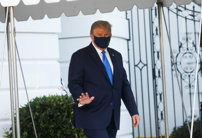 הנשיא דונלד טראמפ בדרכו לבית החולים לאחר שחלה בקורונה (צילום:  REUTERS/Leah Millis)