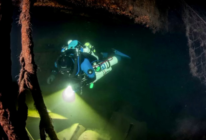 הצוללן מתחת למים (צילום:  צילום מסך: רויטרס)