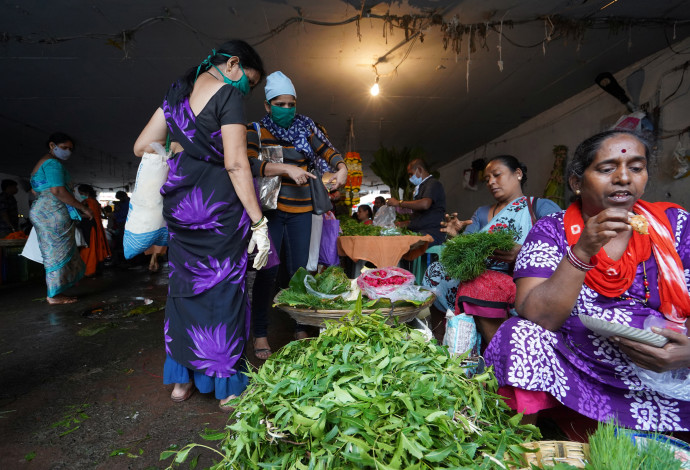 קורונה בהודו: נשים עובדות בשוק במומביי (צילום:  REUTERS/Hemanshi Kamani)
