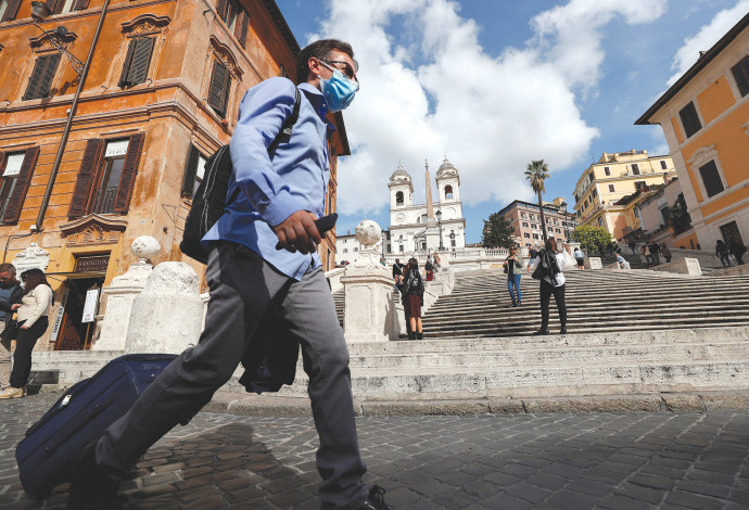 קורונה - אנשים עם מסכה ברומא (צילום:  רויטרס)