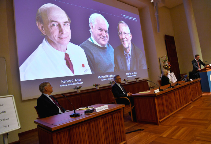 הזוכים בפרס נובל לרפואה: משמאל: הארווי, ג' אלתר, מייקל האוטון, צ'ארלס מ. רייס (צילום:  Claudio Bresciani/TT News Agency/via REUTERS)