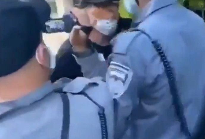 אמיר השכל מתעמת עם השוטרים (צילום:  רשתות חברתיות)
