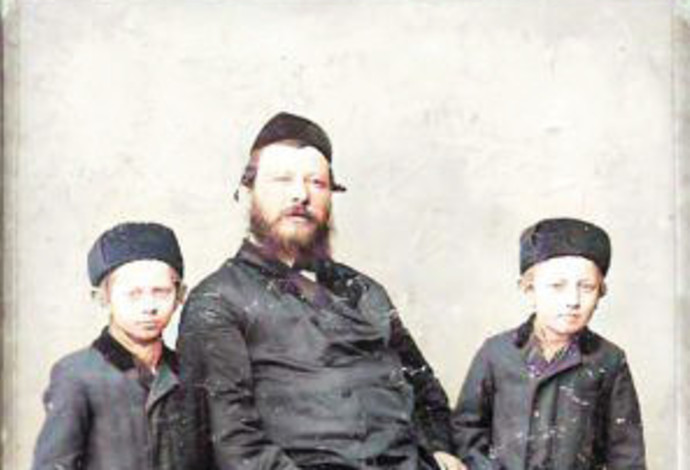 משמאל - יוסף דוד (סבה של בוקי),  באמצע -משה  (סבא רבא) ומימין - יוהן (סבו של יוחי)  (צילום:  באדיבות MyHeritage)