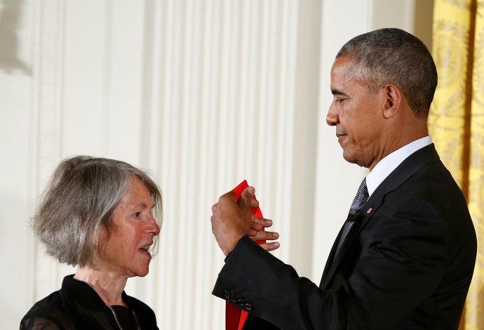 לואיז גליק מקבל את מדליית מדעי הרוח הלאומית של ארה"ב  (צילום:  REUTERS/Gary Cameron)