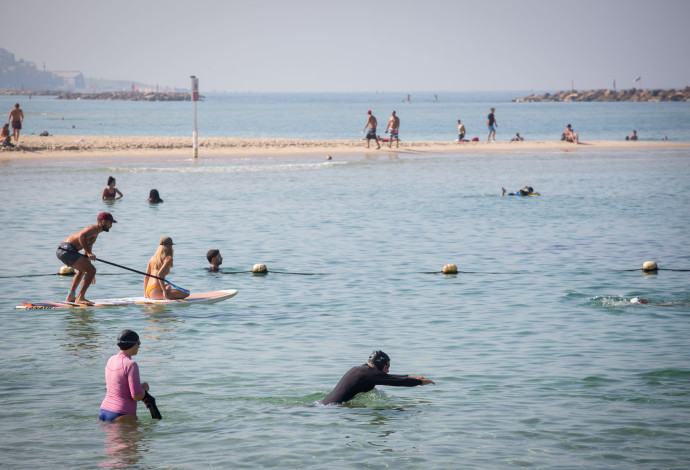 קורונה בישראל: חוף הים בימי הקורונה (צילום:  מרים אלסטר, פלאש 90)