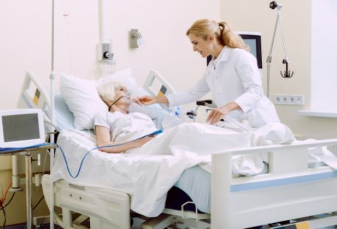 קשישה בבית חולים (צילום:  Shutterstock)