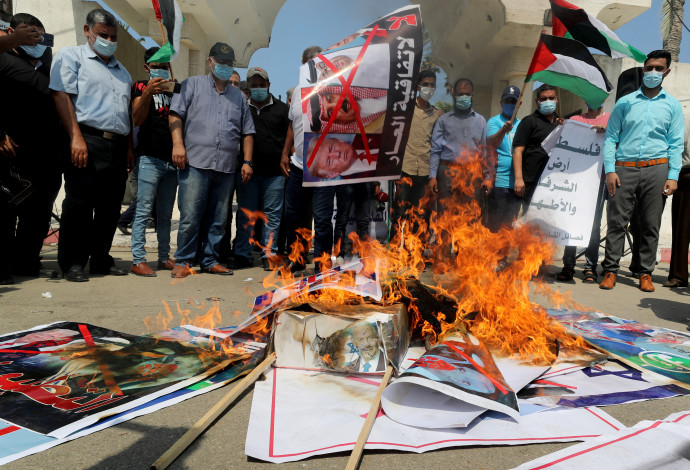 מחאה בעולם הערבי נגד הסכמי השלום (צילום:  REUTERS/Mohammed Salem)