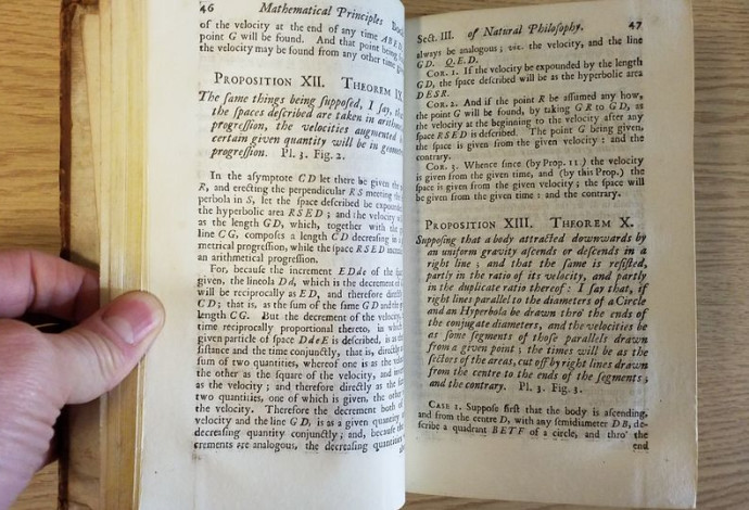 הספר הנדיר של ניוטון שנמצא בבריטניה (צילום:  DOMINIC WINTER AUCTIONEERS)