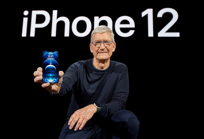 מנכ"ל אפל טים קוק מציג את האייפון 12 פרו (צילום:  Brooks Kraft/Apple Inc./Handout via REUTERS)